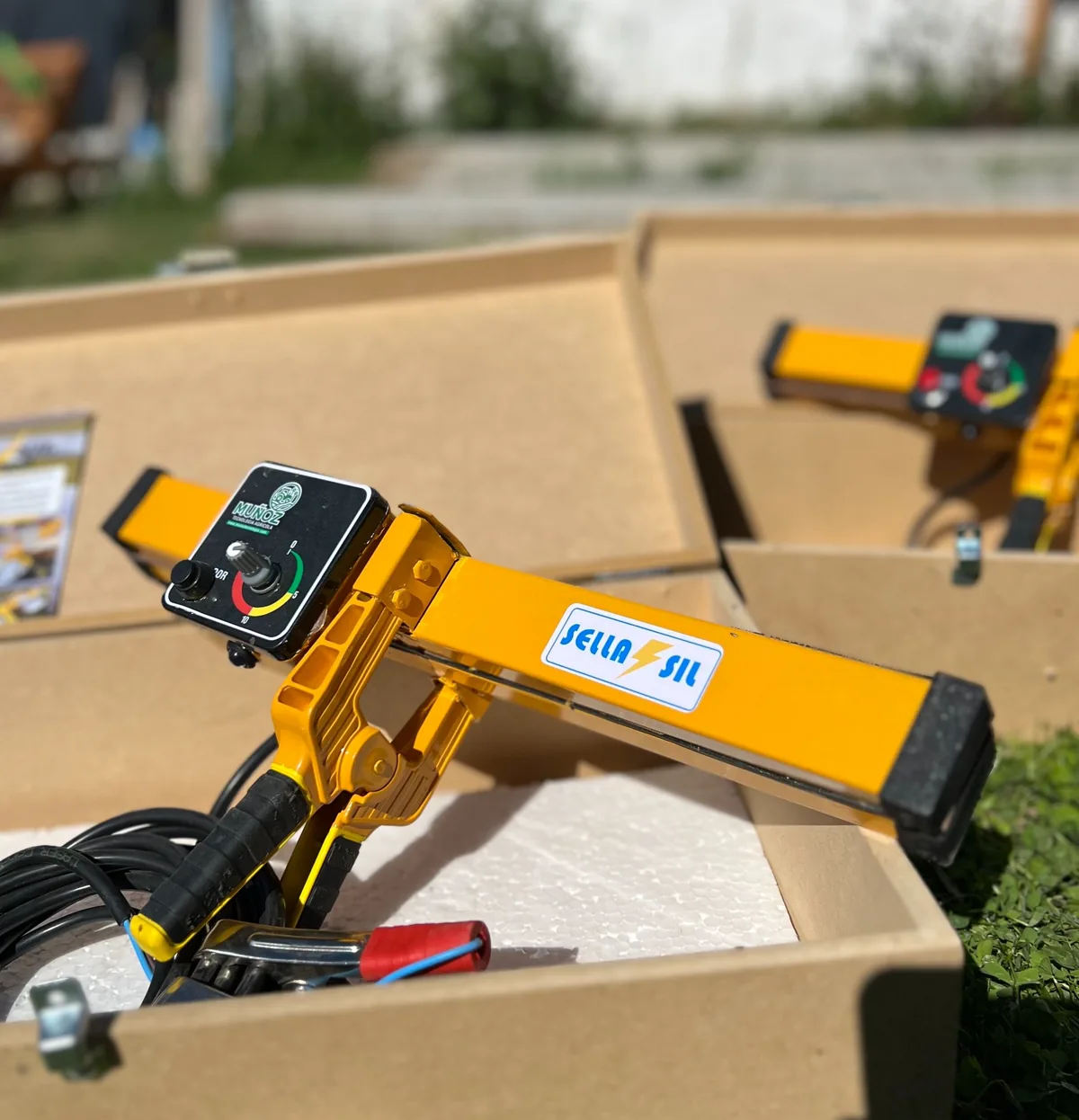 Selladora Sella-Sil 12V con su cable y pinzas, presentada en el maletín